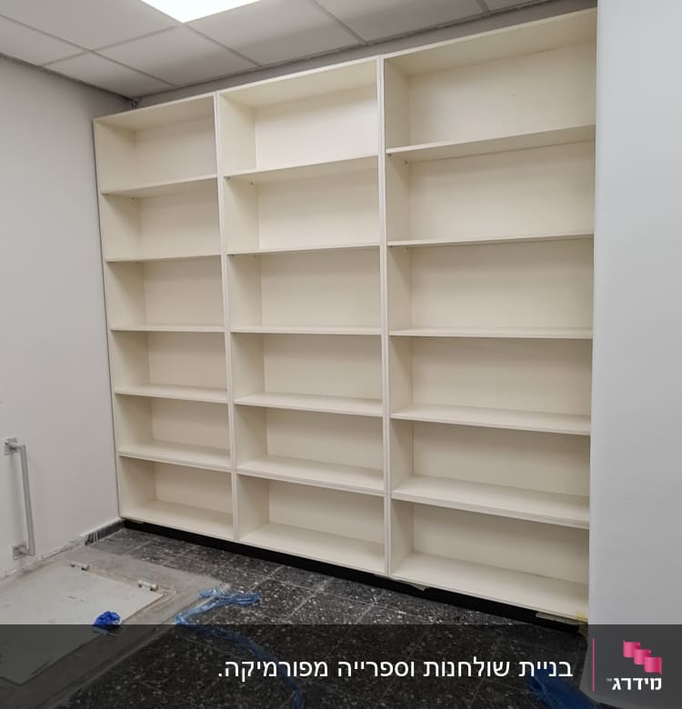 מדפים לבנים מותקנים על קיר בחדר